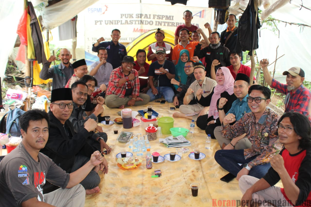 Anggota Komisi IV DPRD Kabupaten Bekasi Kunjungi Tenda Perjuangan PUK SPAI FSPMI PT. Uniplastindo Interbuana