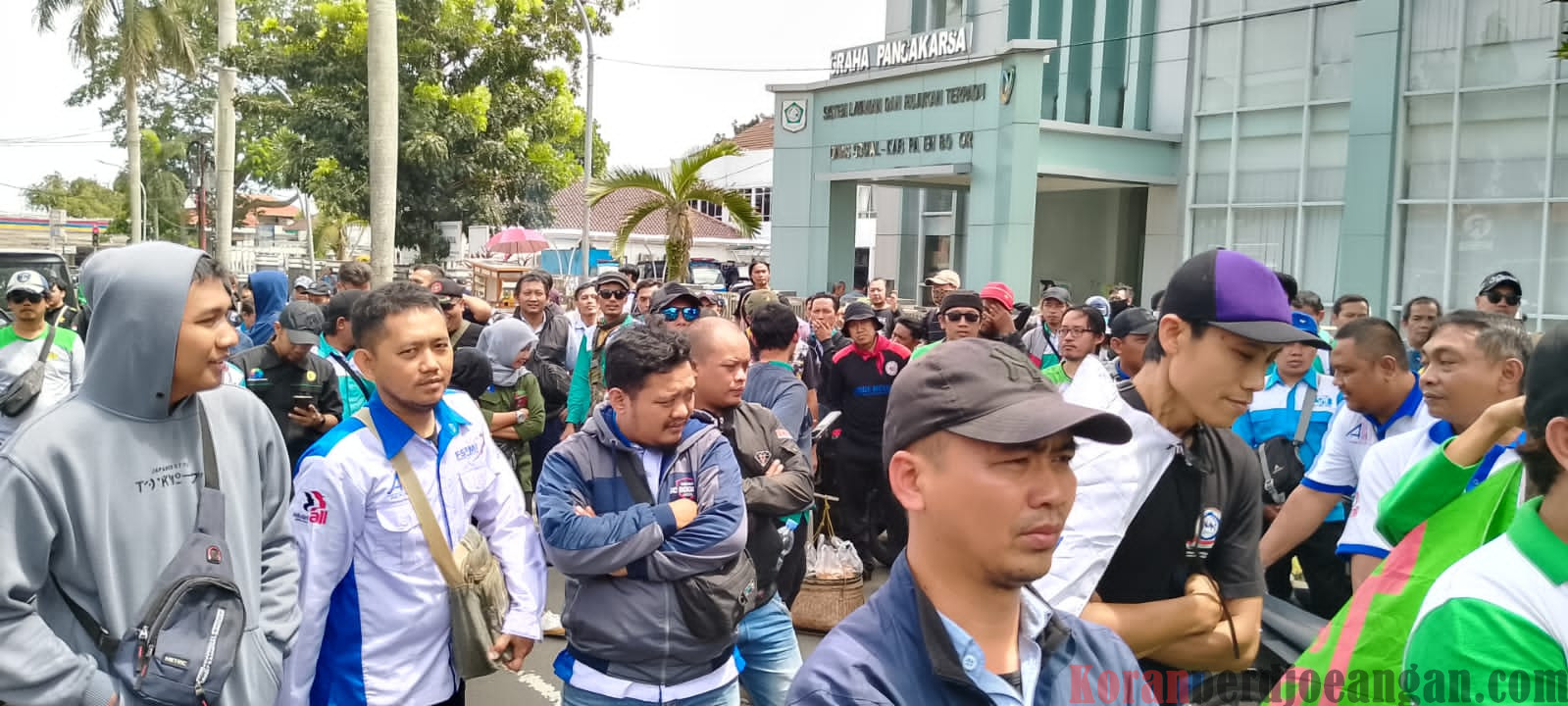 Ratusan Buruh Bogor Kawal Pembahasan UMK dan UMSK 2025