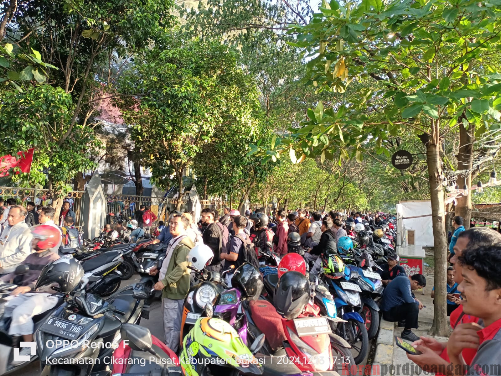 Hilal UMSK 2025 Belum Terlihat, Ribuan Buruh Menunggu di Depan Kantor Disnaker Kabupaten Bekasi