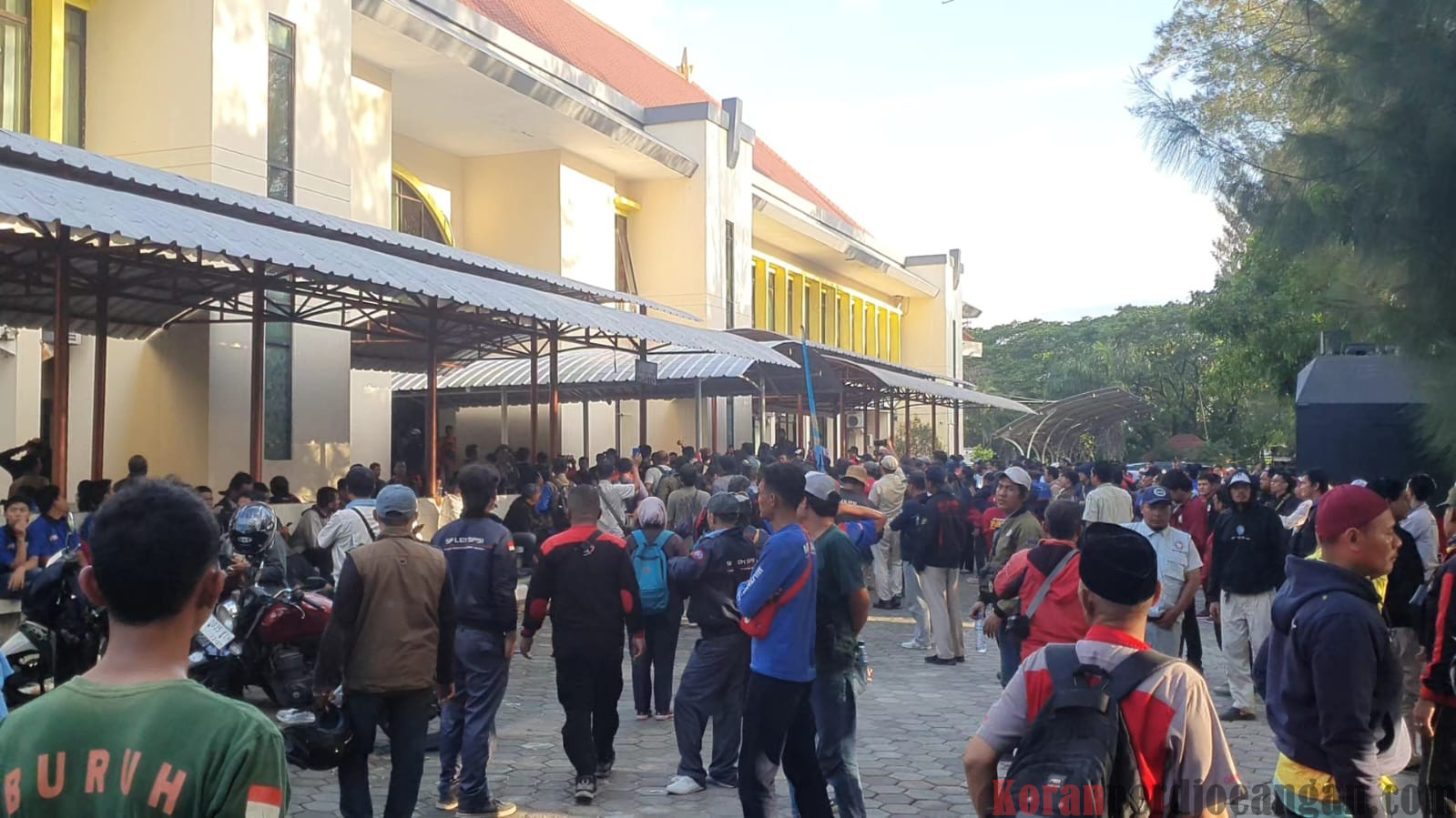 UMSK 2025 Belum Ada Kepastian, Ribuan Buruh Masih Bertahan di Kantor Disnaker Kabupaten Bekasi