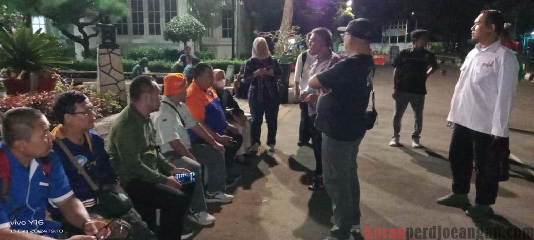 Sampai Petang Buruh Bogor Bertahan Kawal Perjuangan Kenaikan Upah