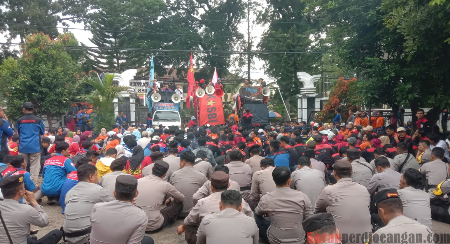 Demo Buruh Subang Tuntut Kenaikan Upah Memanas
