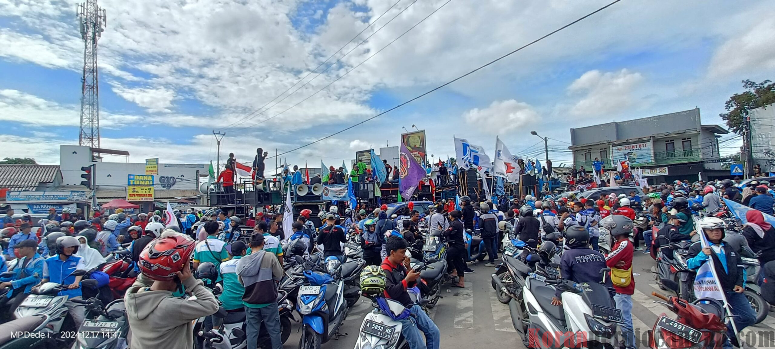 Massa Aksi Lumpuhkan Jalan Akses Utama  KP3B