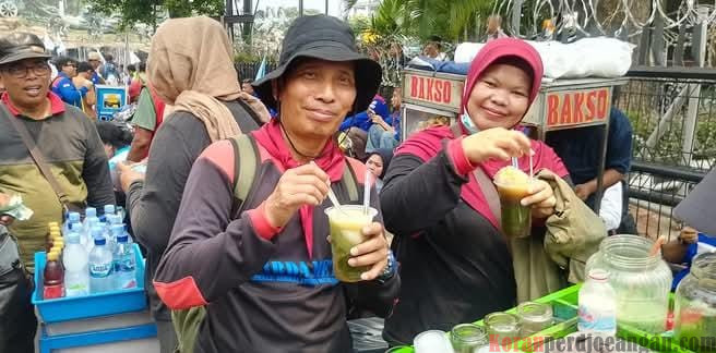 Aksi Buruh Tingkatkan Omzet Pedagang Kopi di Sekitar Lokasi Demonstrasi