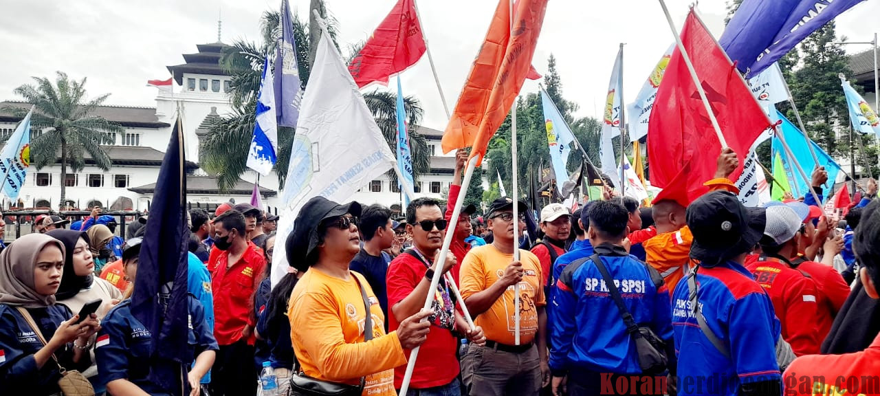 Buruh Pabrik Kertas di Karawang Rebut Upah Tahun 2025 di Gedung Sate Bandung