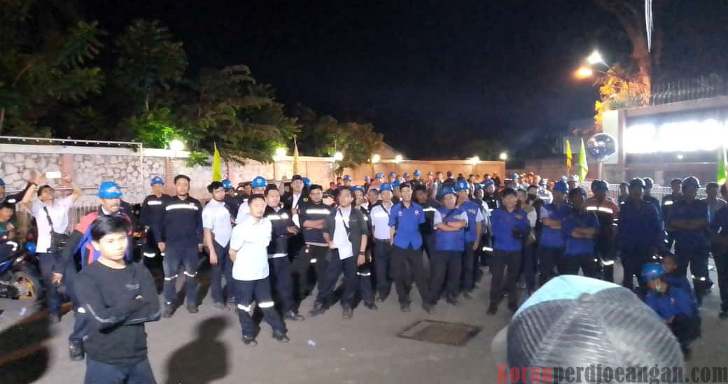 Tuntut Uang Bonus, Pekerja PT Indo Bharat Rayon Bertahan Di Gerbang Masuk Perusahaan