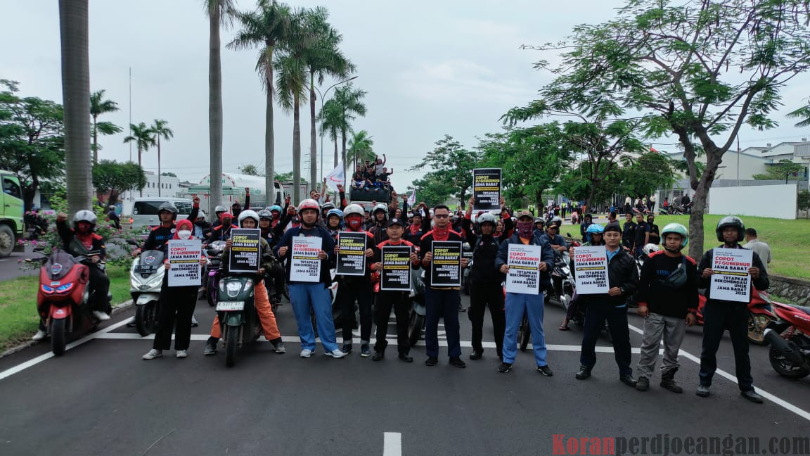 Ribuan Buruh Bekasi Tuntut UMSK 2025 dan Suarakan Pecat Bey Machmudin