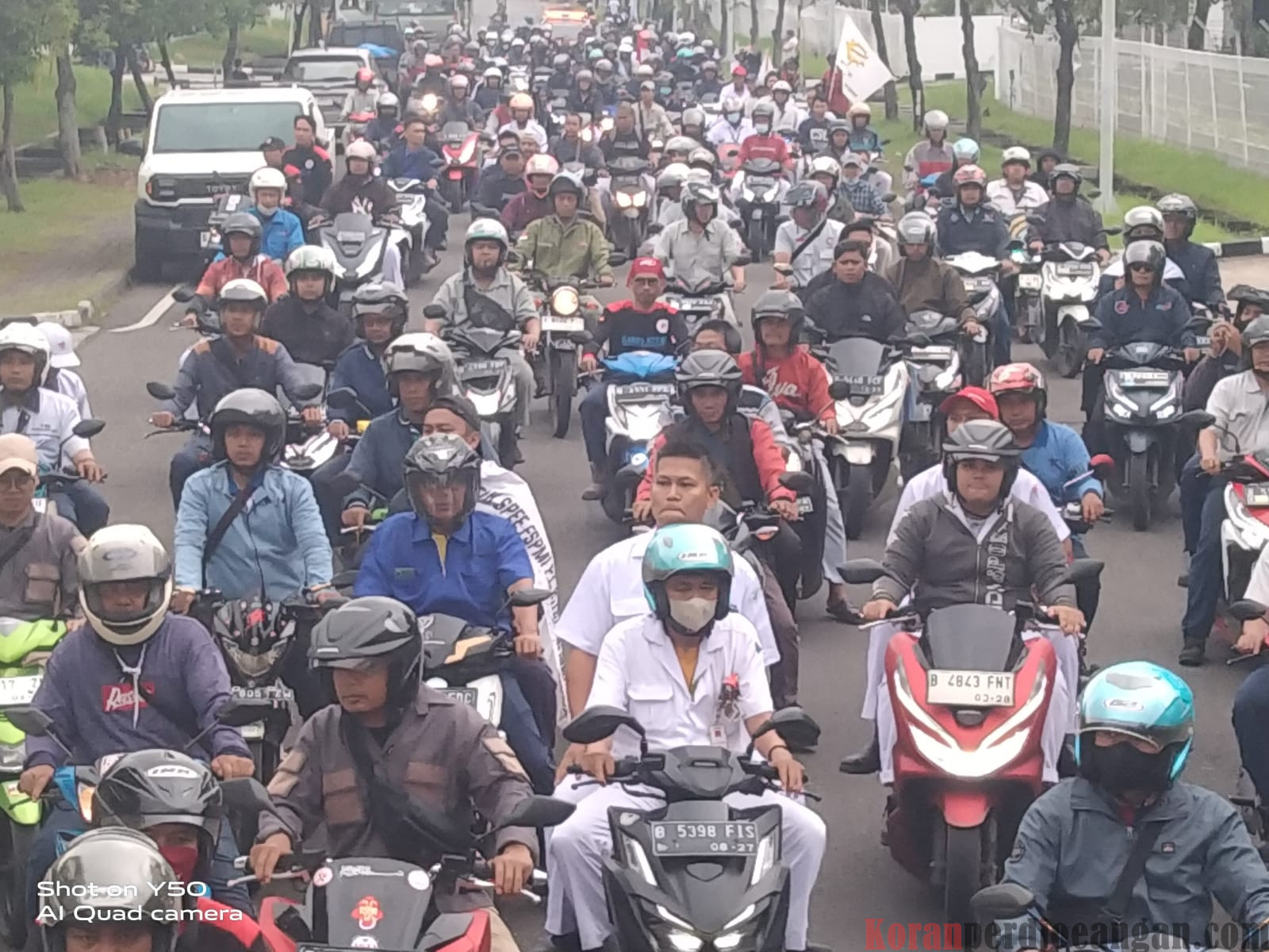 Sebelum Menuju Kantor DPRD Kabupaten Bekasi, Buruh Istirahat Serentak di Perempatan EJIP