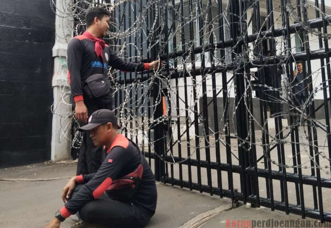 Aksi ke DPRD Provinsi Jawa Barat, Malah Bertemu Dengan Pagar Duri Silet Razor Wire