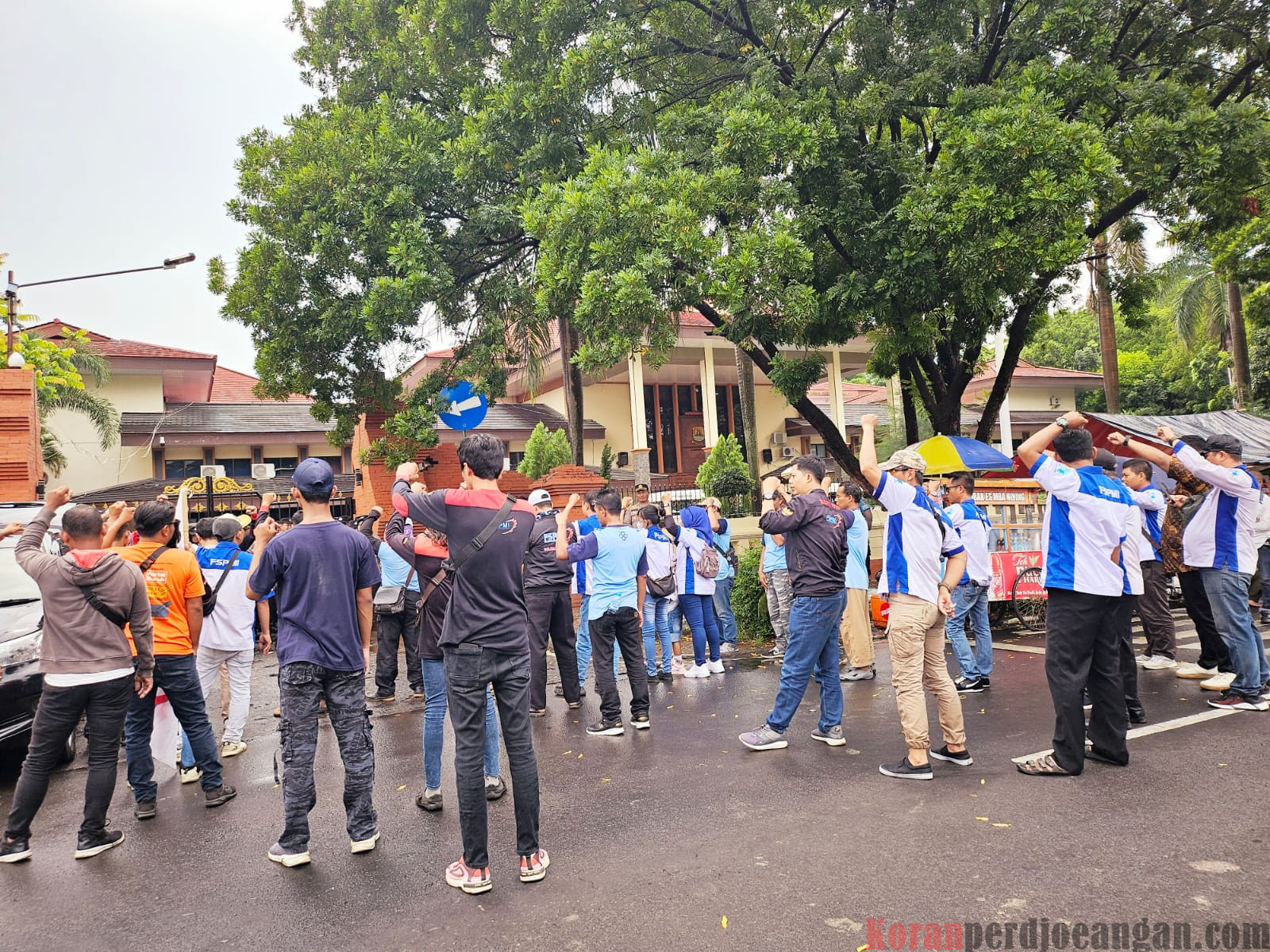 FSPMI Cirebon Raya Gelar Aksi Unjuk Rasa di Kantor DPRD Kabupaten Cirebon Buntut Tidak Di Sahkannya UMSK Oleh Pejabat Gubernur Jawa Barat