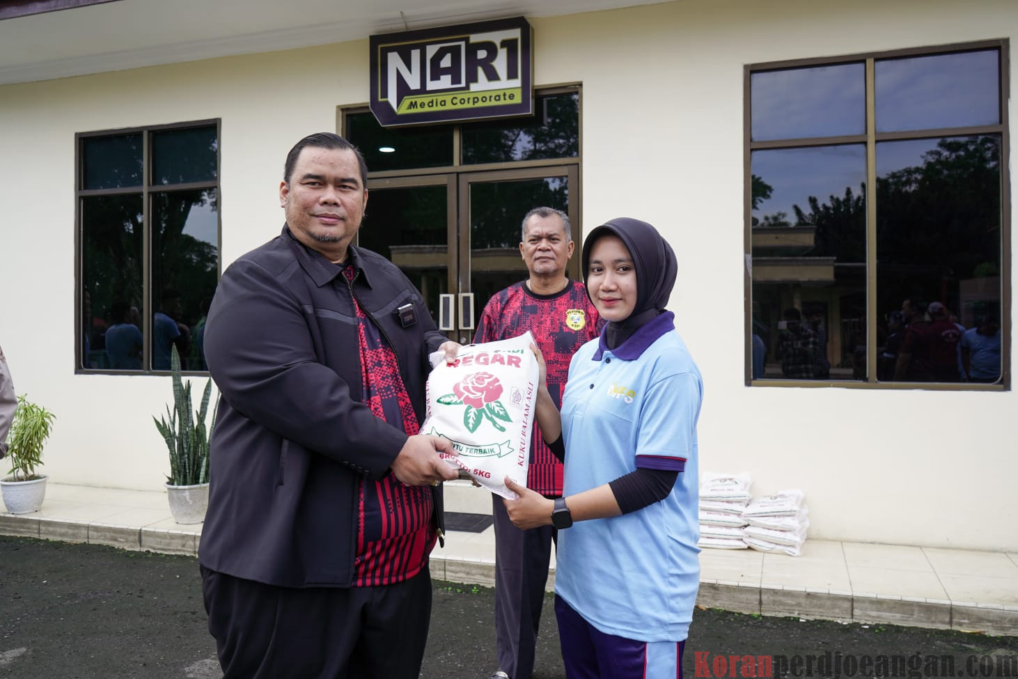 PS PTPN III Berikan Bantuan Sembako Kepada Masyarakat Kurang Mampu