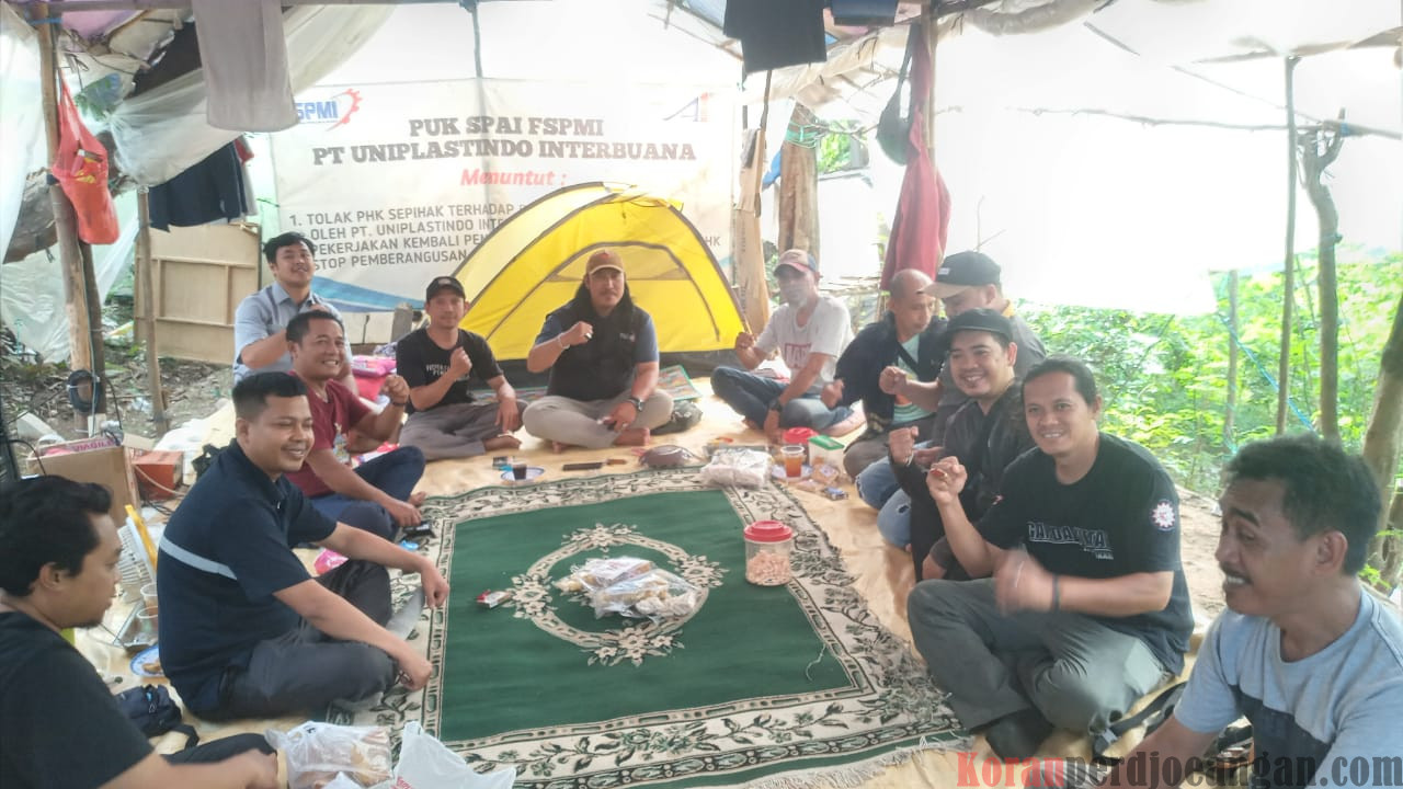 Berikan Dukungan Solidaritas, PUK SPAI FSPMI Gold Coin Specialities Kunjungi Tenda Perjuangan Buruh Uniplastindo