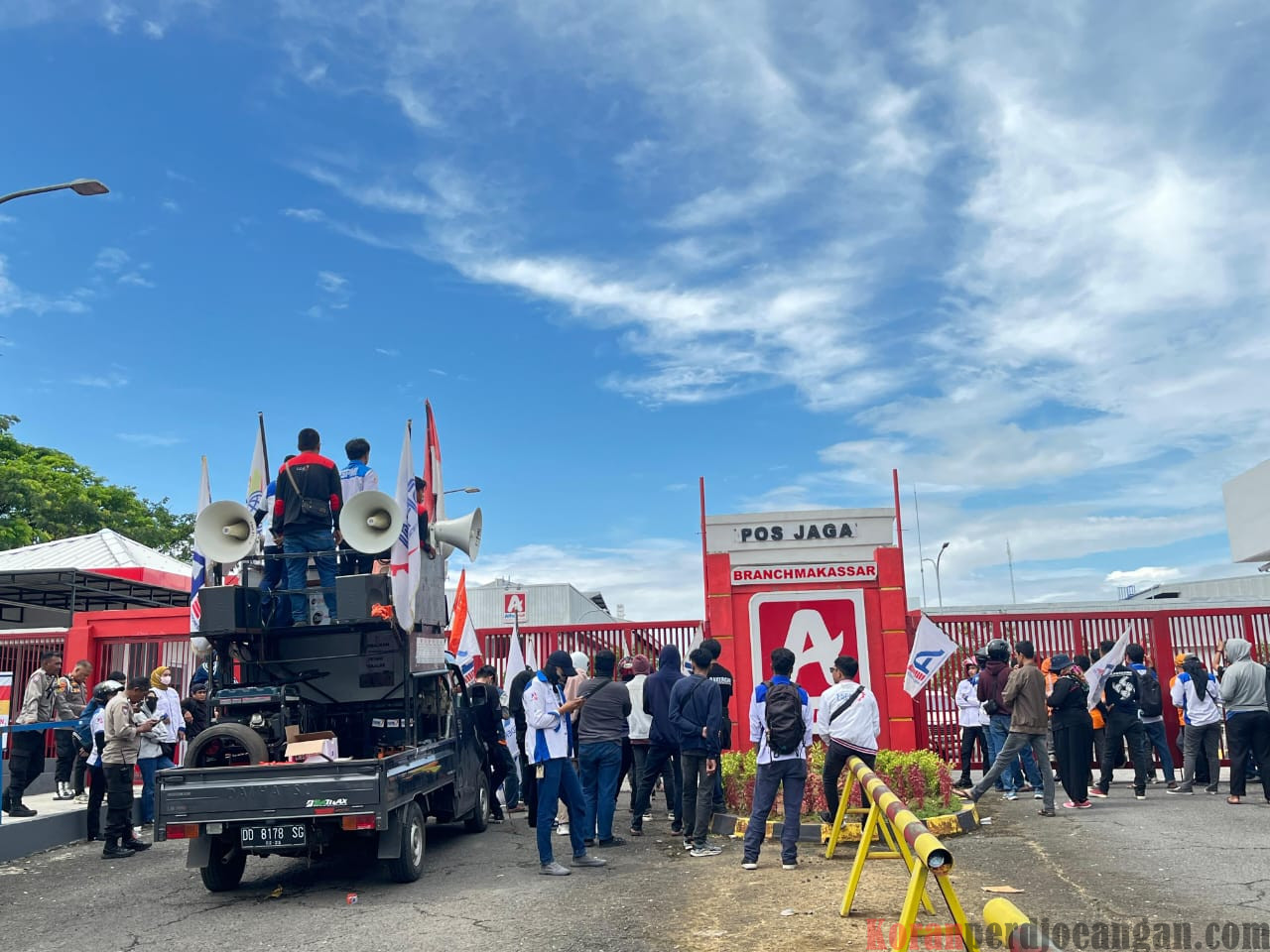 Buruh Makassar Lumpuhkan Aktivitas Alfamart