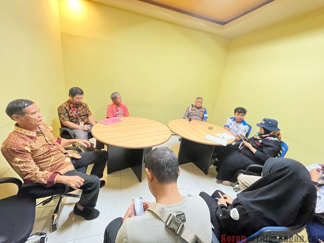 Bipartit Berakhir Dead lock: Massa Aksi Bertahan Didepan Alfamart