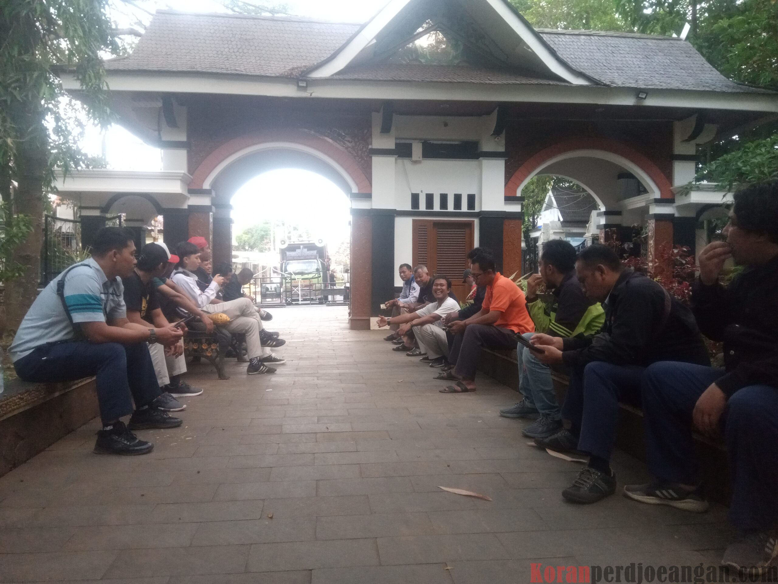 PJ Bupati Tak Kunjung Datang Memberikan Penjelasan UMSK, FSPMI Purwakarta Siap Bermalam di Kantor Bupati