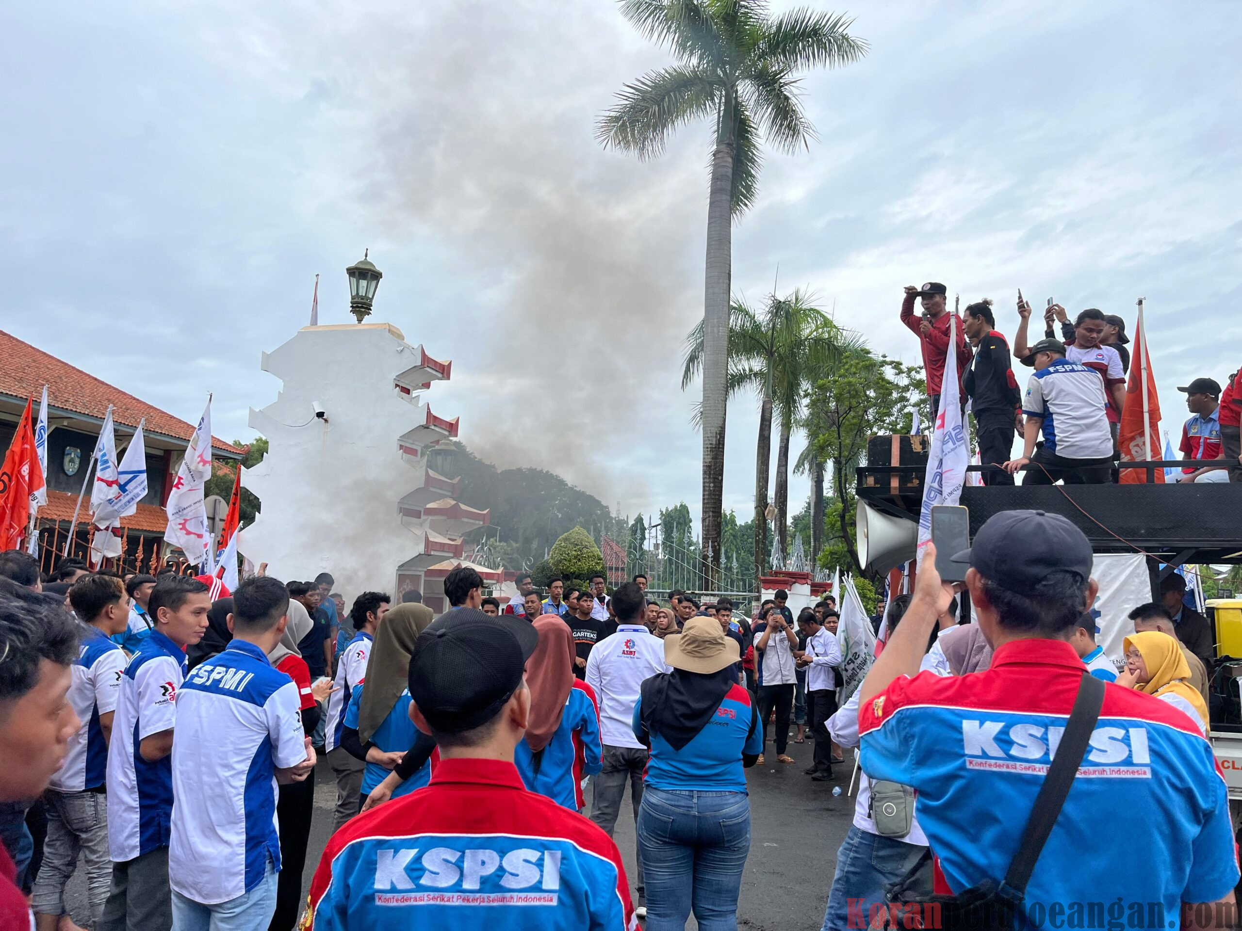 Aksi Bakar Ban DiTengah Aksi Tuntut UMSK Jepara 2025