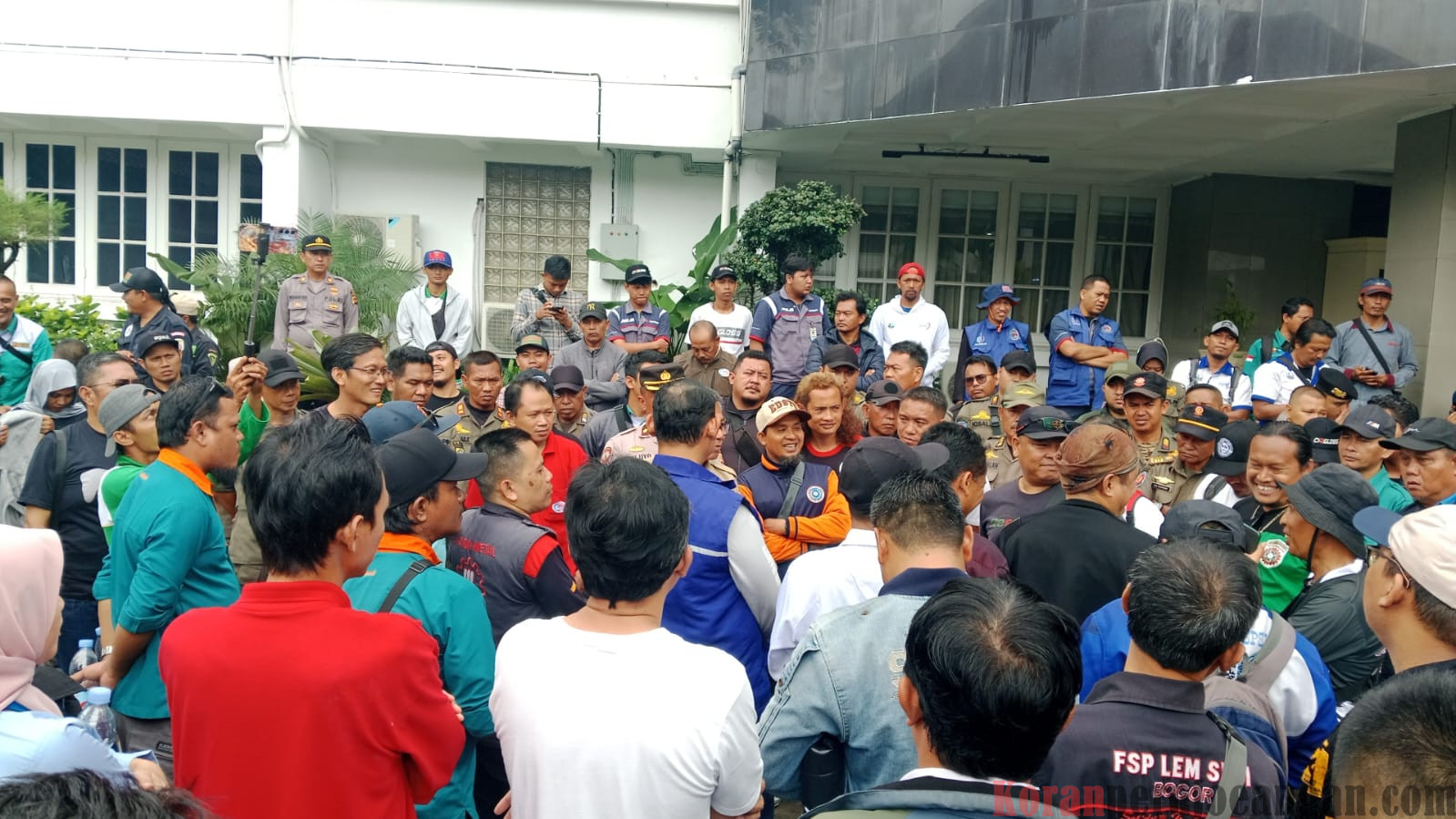Demo Upah Buruh Bogor Geruduk Masuk Kantor Pemerintah Kabupaten Bogor