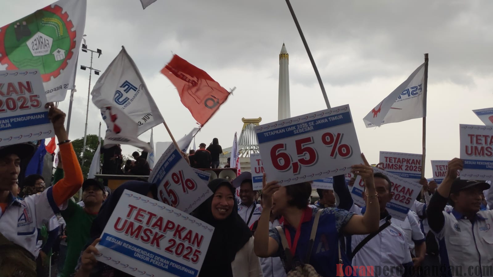 Terindikasi Bakal Disuruh Balik, Massa Aksi Perjuangan Upah Jatim Memilih Bertahan Dibawah Hujan.