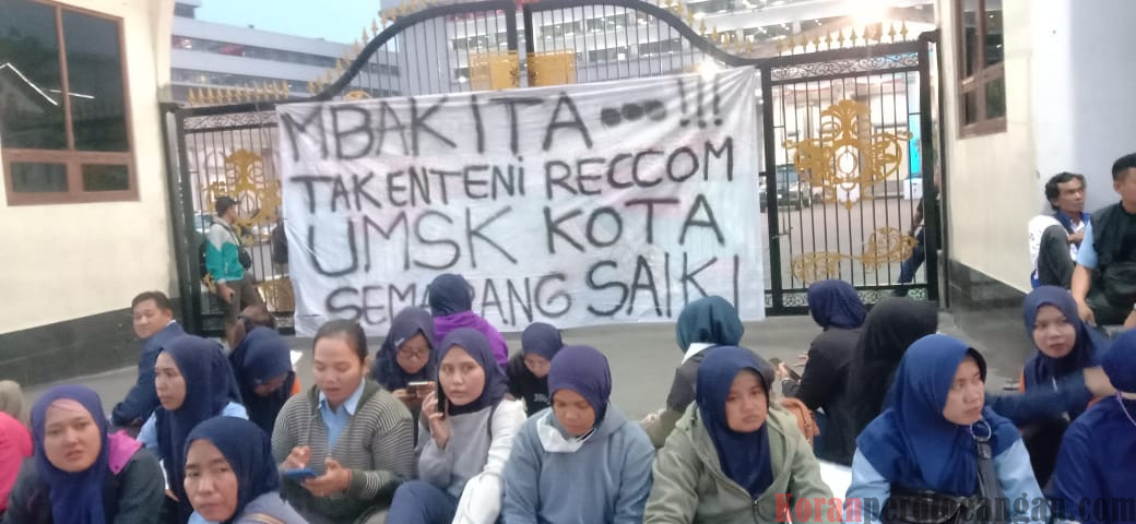 Tak Kunjung Ditetapkannya UMSK, Buruh Kota Semarang Duduki Balaikota