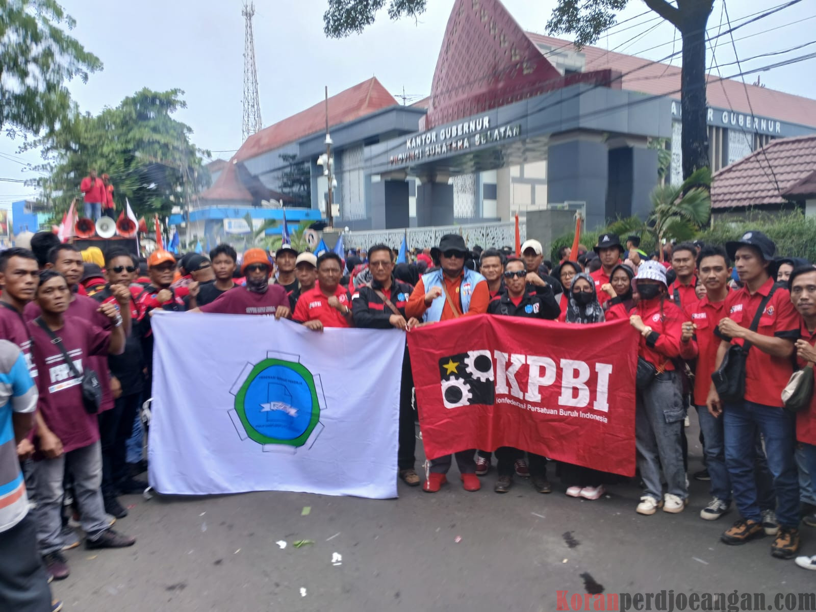 Tolak Upah Murah, FSP2KI Mobilisasi Massa Geruduk Kantor Gubernur Sumsel