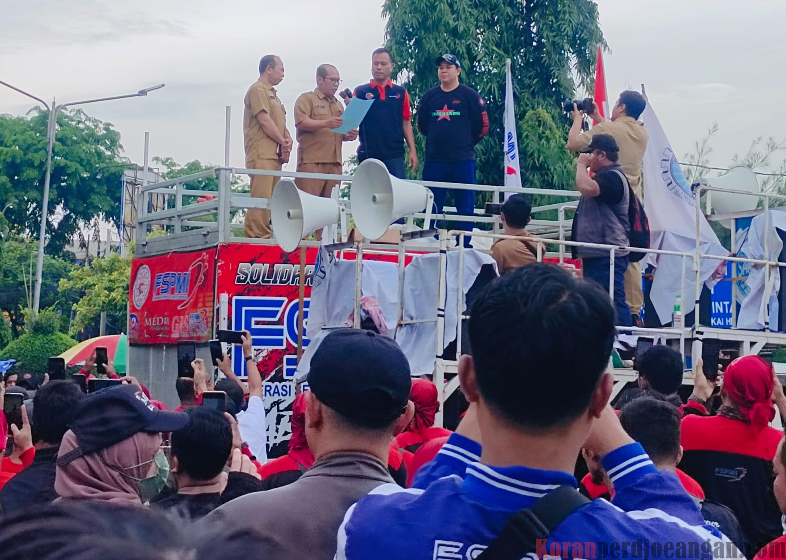 FSPMI Karawang Gruduk Pemda Karawang, Tuntut Penetapan UMSK 2025 dan Copot Pj Gubernur Jabar