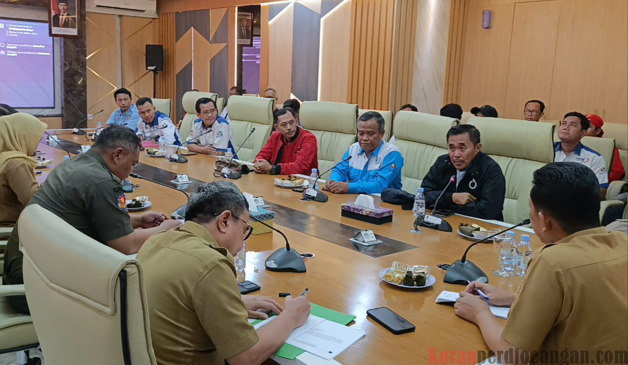 PJ Bupati Tangerang Menandatangani Tuntutan Buruh Soal Revisi UMSK 2025