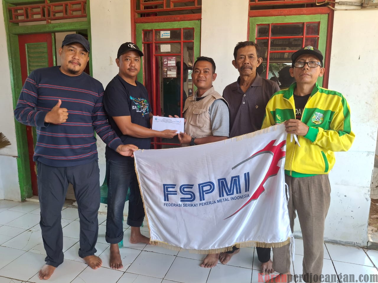 Serikat Pekerja FSPMI PT. Marsol Abadi Indonesia Serahkan Donasi Untuk Korban Banjir di Bayah Banten