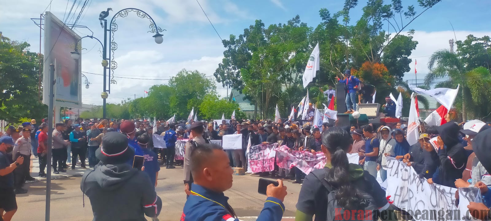 Aliansi Buruh Kabupaten Ketapang Kembali Geruduk Kantor PEMDA dan DPRD