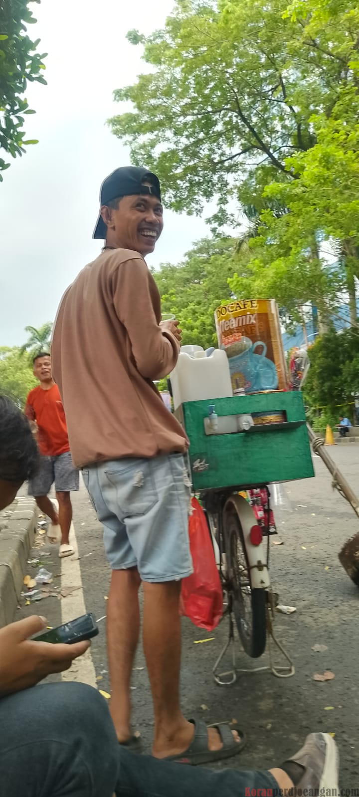 Sesama Pedagang Kopi Starlink di Senayan Saling Support dan Berbagi