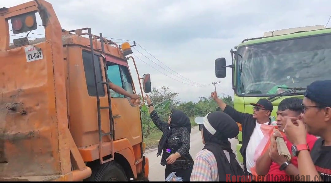 Musisi Anak Negeri Salurkan 200 Nasi Bungkus untuk Sopir Truk Terjebak Banjir