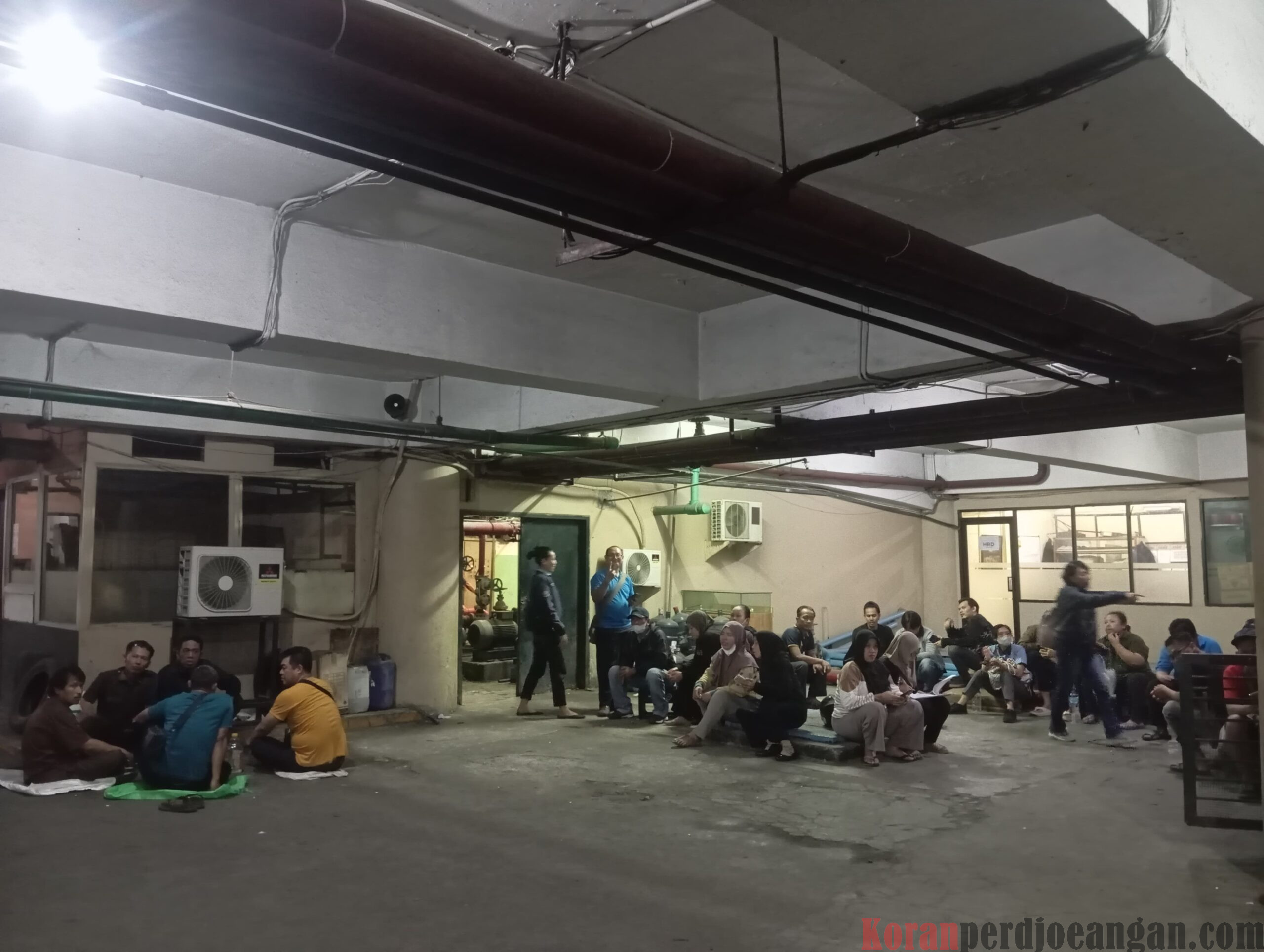 Aksi Solidaritas Buruh Menolak PHK Sepihak di Hotel Tunjungan Surabaya