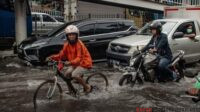 Hujan Deras Selimuti Kota Bogor dan Jakarta Siang Ini, Banyak Driver Ojol Terdampak