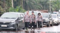 Kapolres Pelalawan Kerahkan Puluhan Personel Tangani Banjir di Sejumlah Titik Kapolres Pelalawan Kerahkan Puluhan Personel Tangani Banjir di Sejumlah Titik