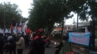 FSPMI Se-DKI Jakarta Gelar Aksi Unjuk Rasa Solidaritas di SBU Transbusway DAMRI Terkait PHK Massal Sepihak