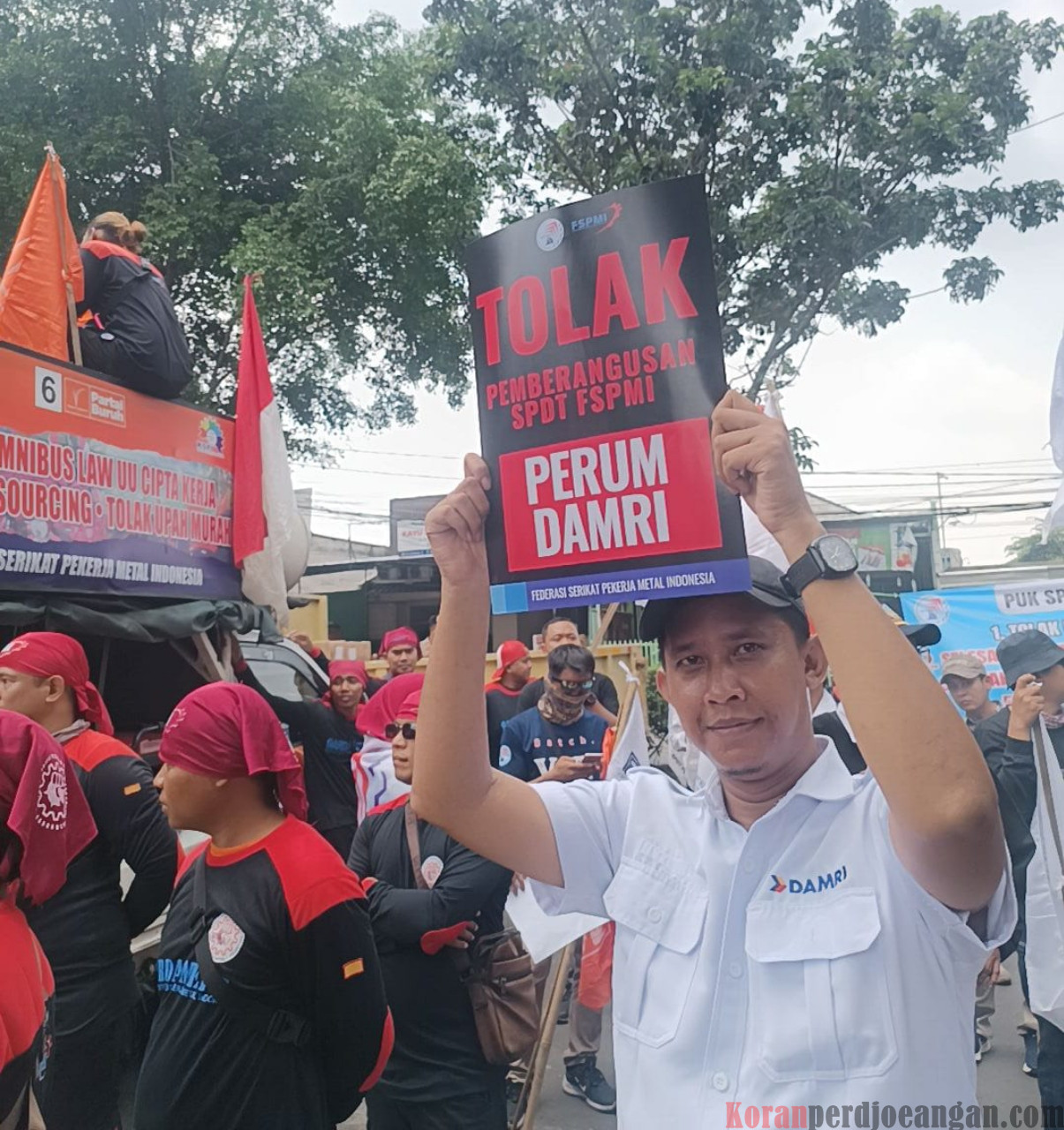 Cerita Pengemudi yang ter-PHK Sepihak Perum DAMRI