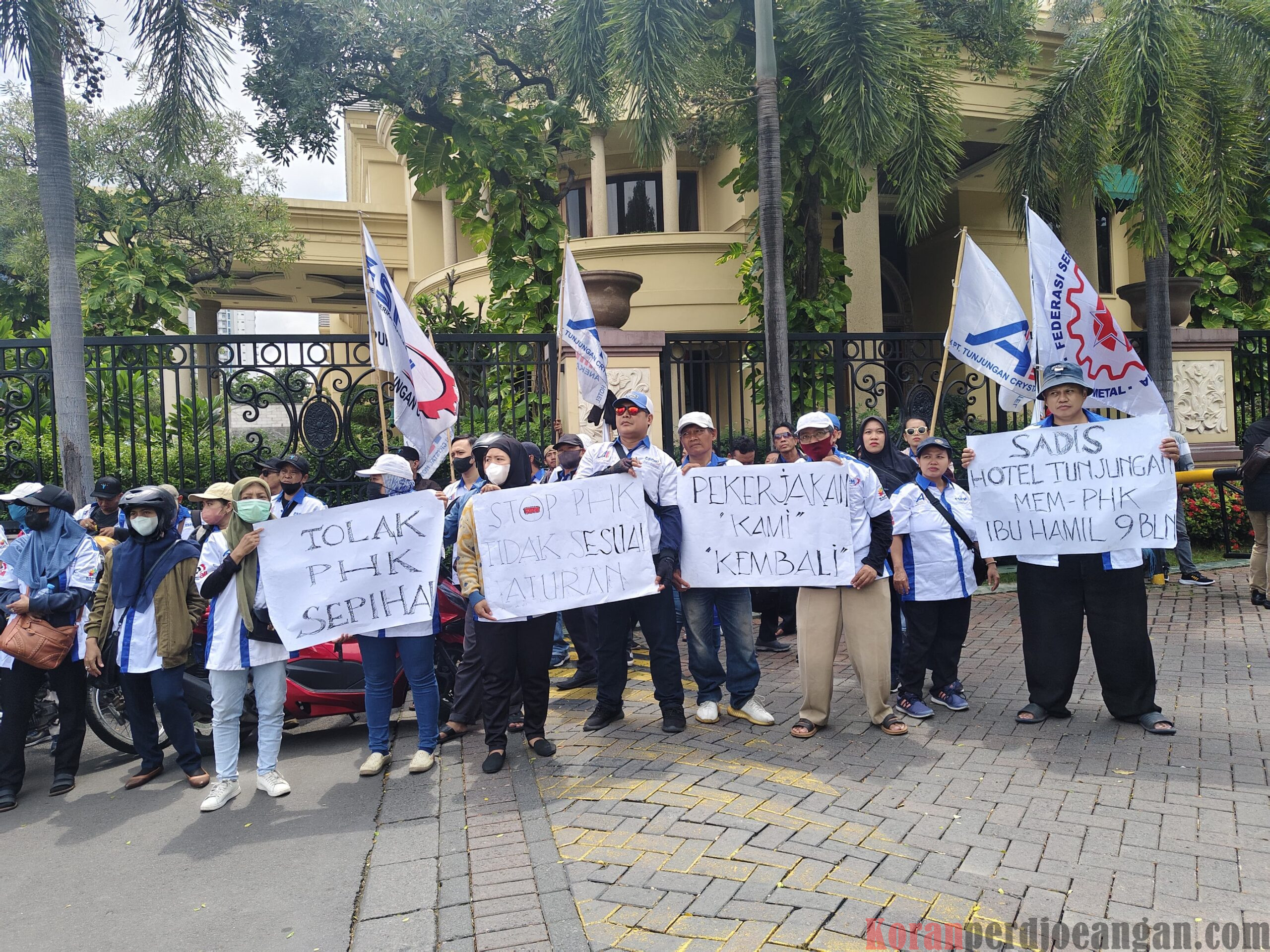 PHK Massal di Tunjungan Cristal Hotel: 41 Pekerja Tuntut Hak di Rumah Owner
