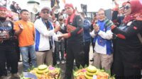 FSPMI Rayakan HUT Ke-26 dengan Acara Potong Tumpeng FSPMI Rayakan HUT Ke-26 dengan Acara Potong Tumpeng