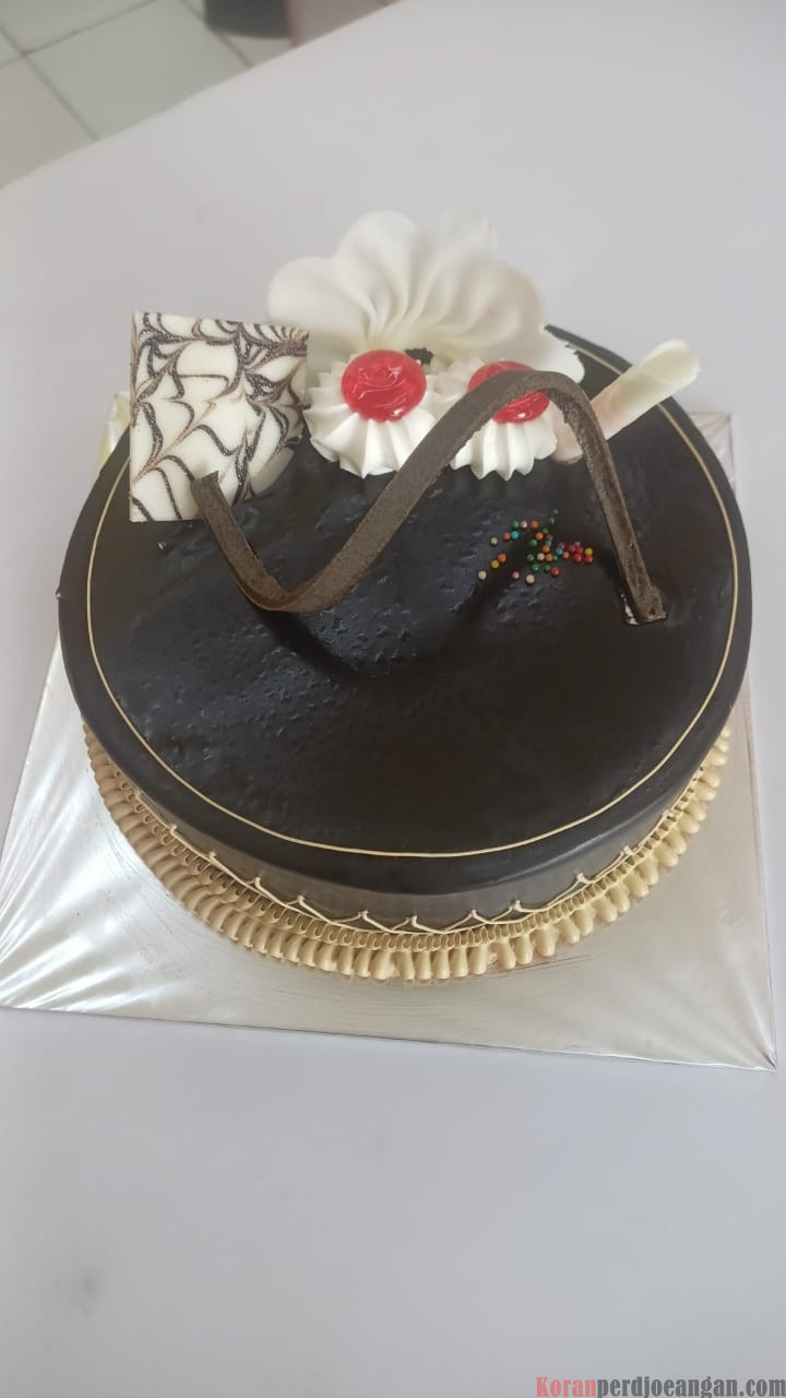 Ketua RW 08 Asri Pratama Kirim Kue Untuk Pengurus Lingkungan yang Berulangtahun