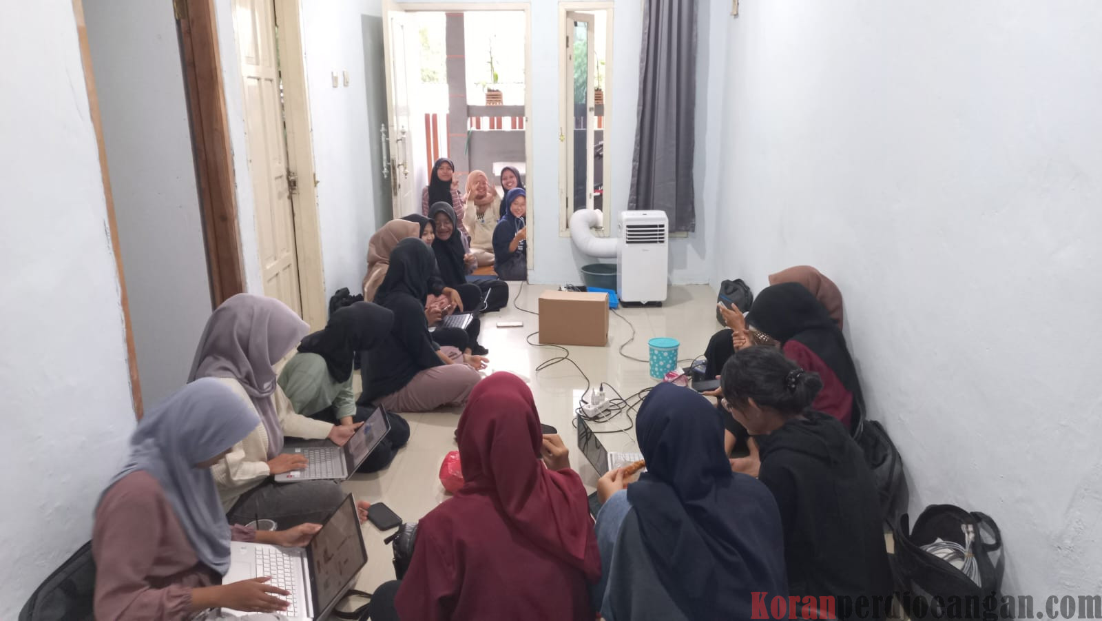 16 Siswi SMKN 1 Cikarang Selatan Lakukan Kerja Kelompok UKK Mikrotik