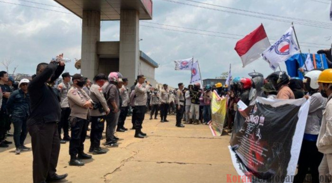 Ratusan Buruh PT.Virtue Dragon Nickel Industry Demo Tuntut Upah 6,5% dan Struktur Skala Upah