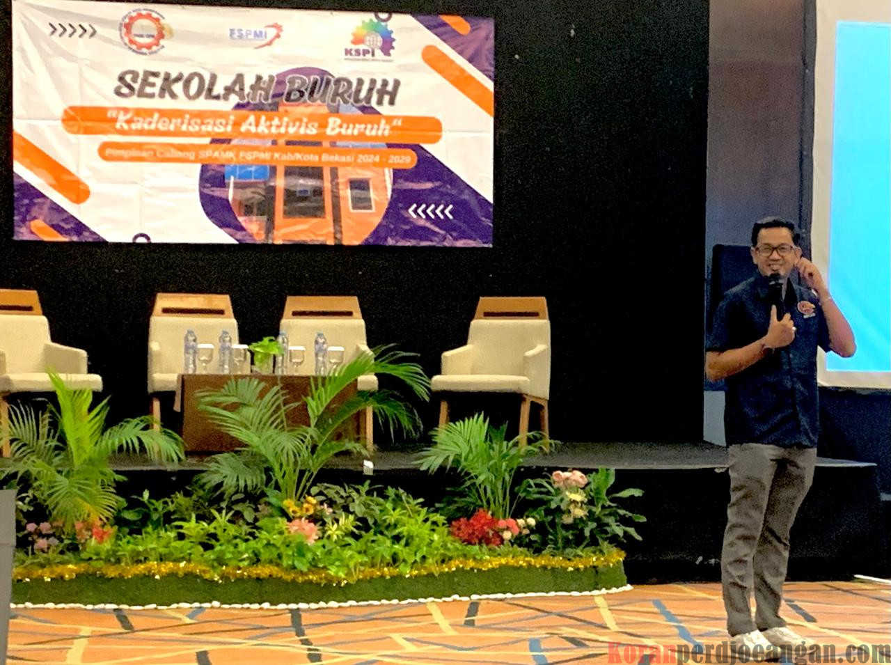 Bidang Advokasi Suswiyanto Sampaikan Materi PPHI dalam Pertemuan Terakhir Sekolah Buruh PC SPAMK FSPMI Bekasi