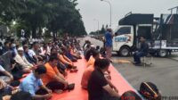 Massa Solidaritas Buruh Bekasi Gelar Sholat Jumat di Depan PT. Yamaha Music Manufacturing Asia