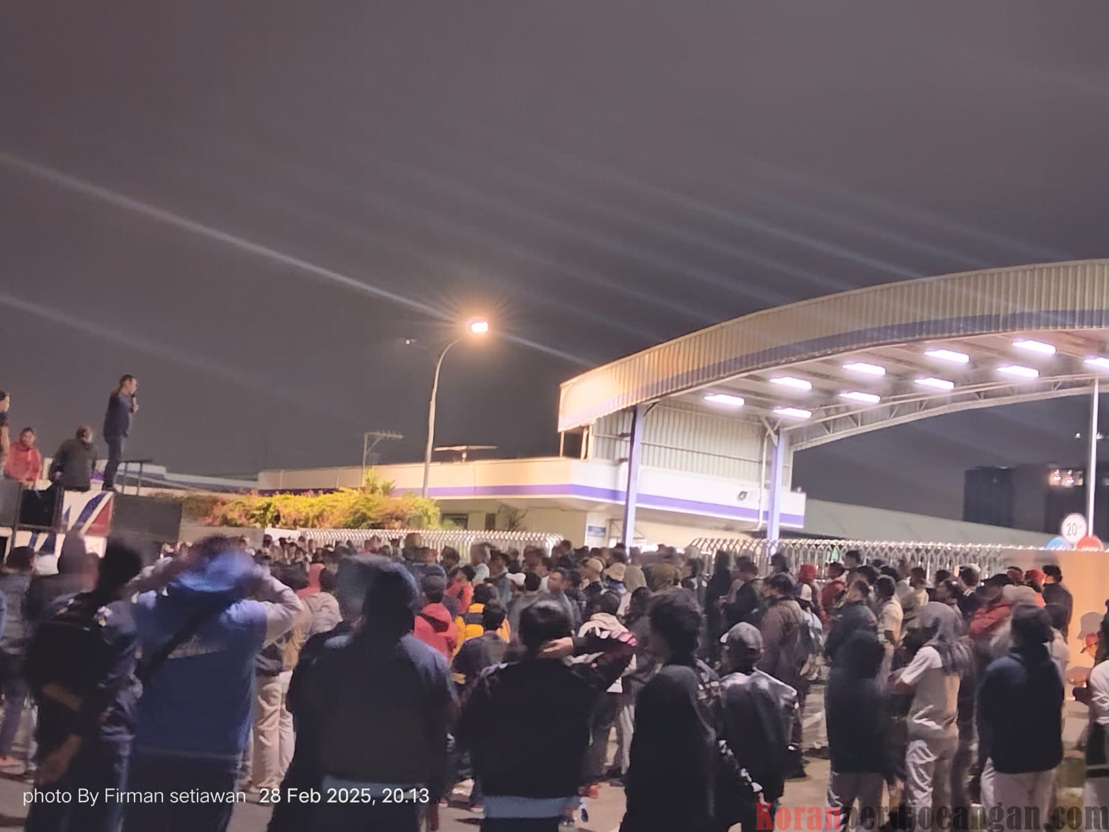 Massa Solidaritas PT. Yamaha Music Manufacturing Asia Terus Berdatangan Hingga Malam