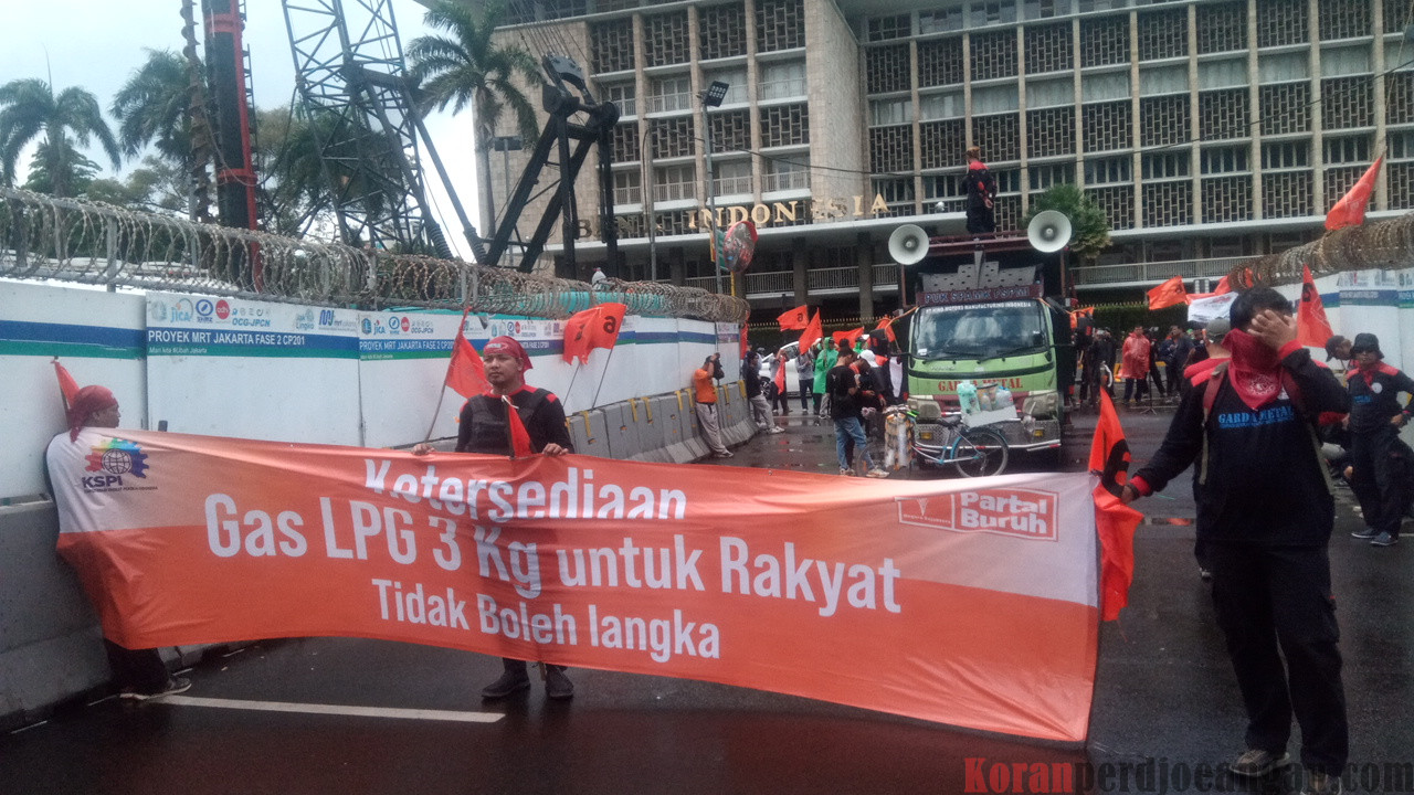 Ratusan Buruh KSPI dan Partai Buruh Gelar Aksi di Kementerian ESDM, Tuntut Ketersediaan LPG 3 Kg Seperti Semula