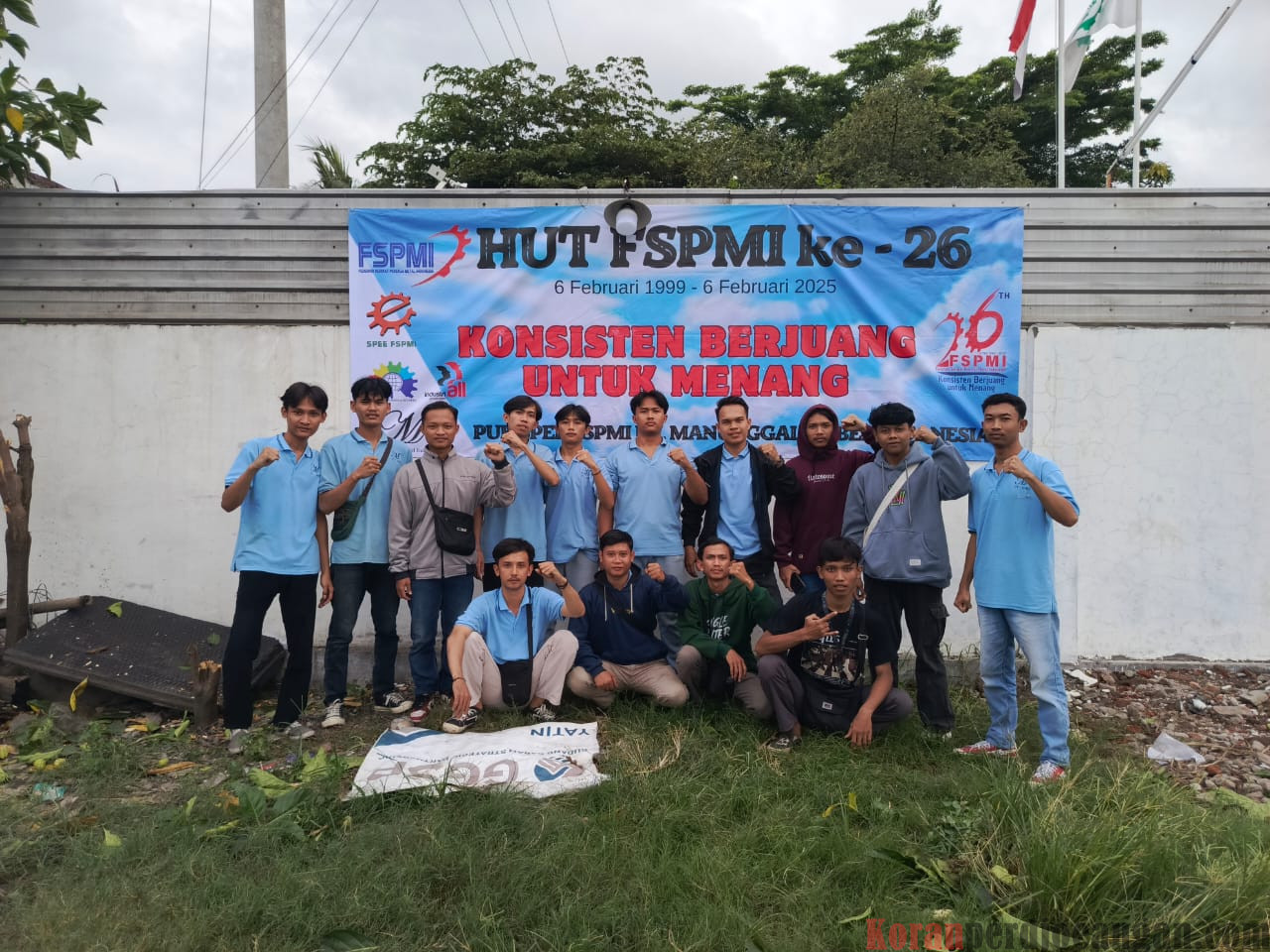 PUK SPEE FSPMI PT MKI TEGAL Membentangkan Spanduk HUT FSPMI Ke 26