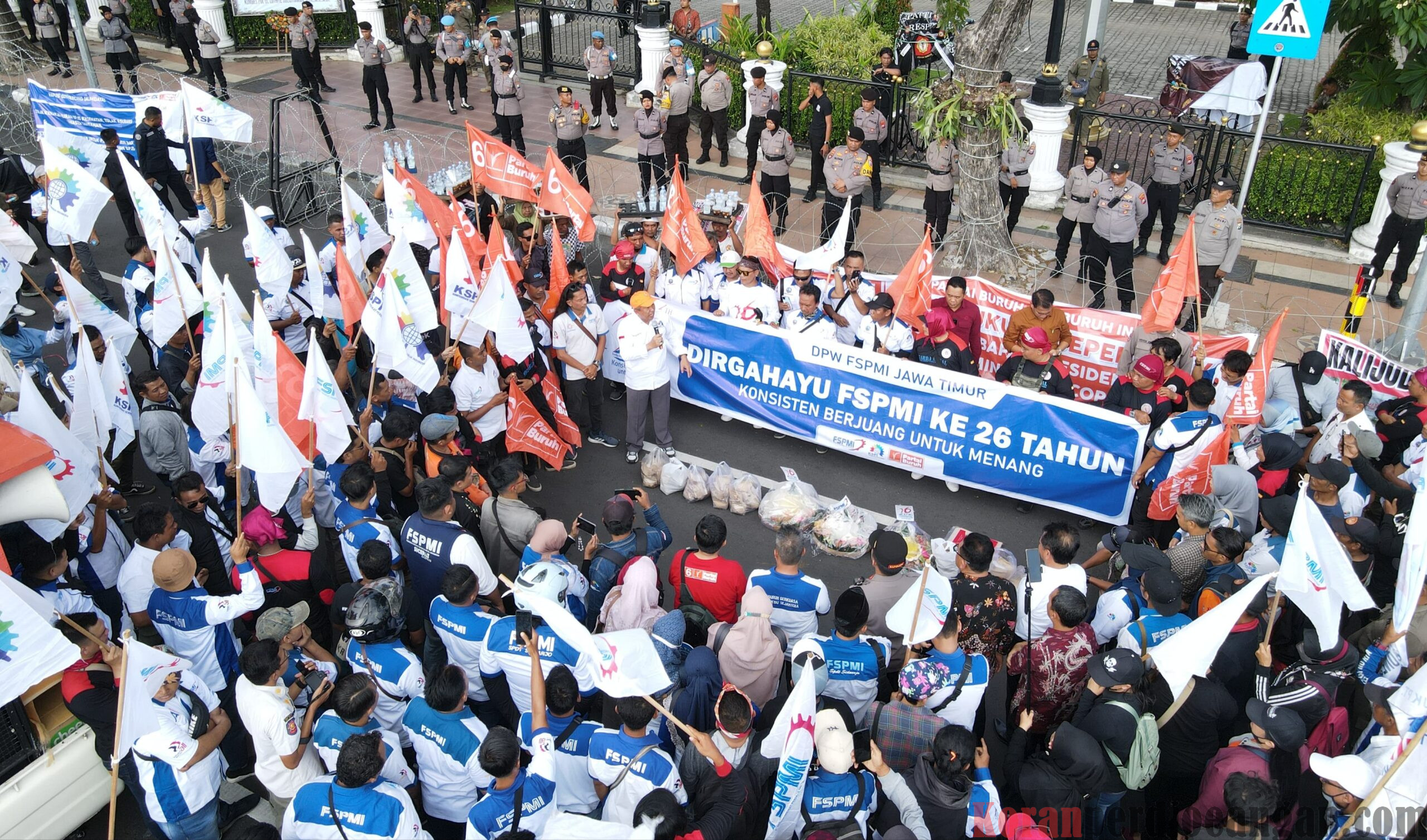 FSPMI Jawa Timur Gelar Aksi Unjuk Rasa di Ulang Tahun ke-26 Depan Kantor Gubernur