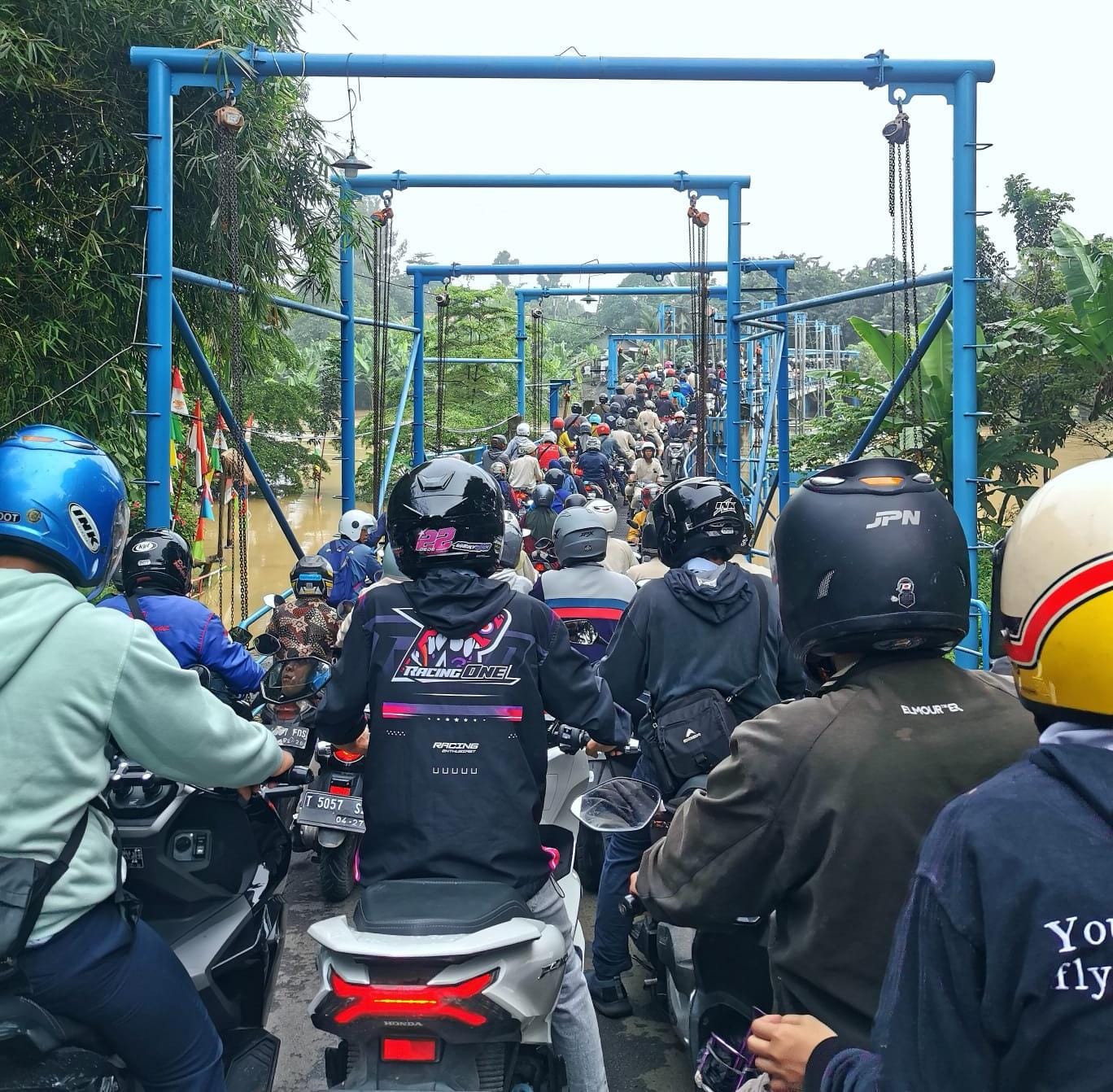 Debit Air Citarum Meningkat, Penyeberangan Perahu Haji Endang Tutup, Penyeberangan Perahu Gintung Macet Parah