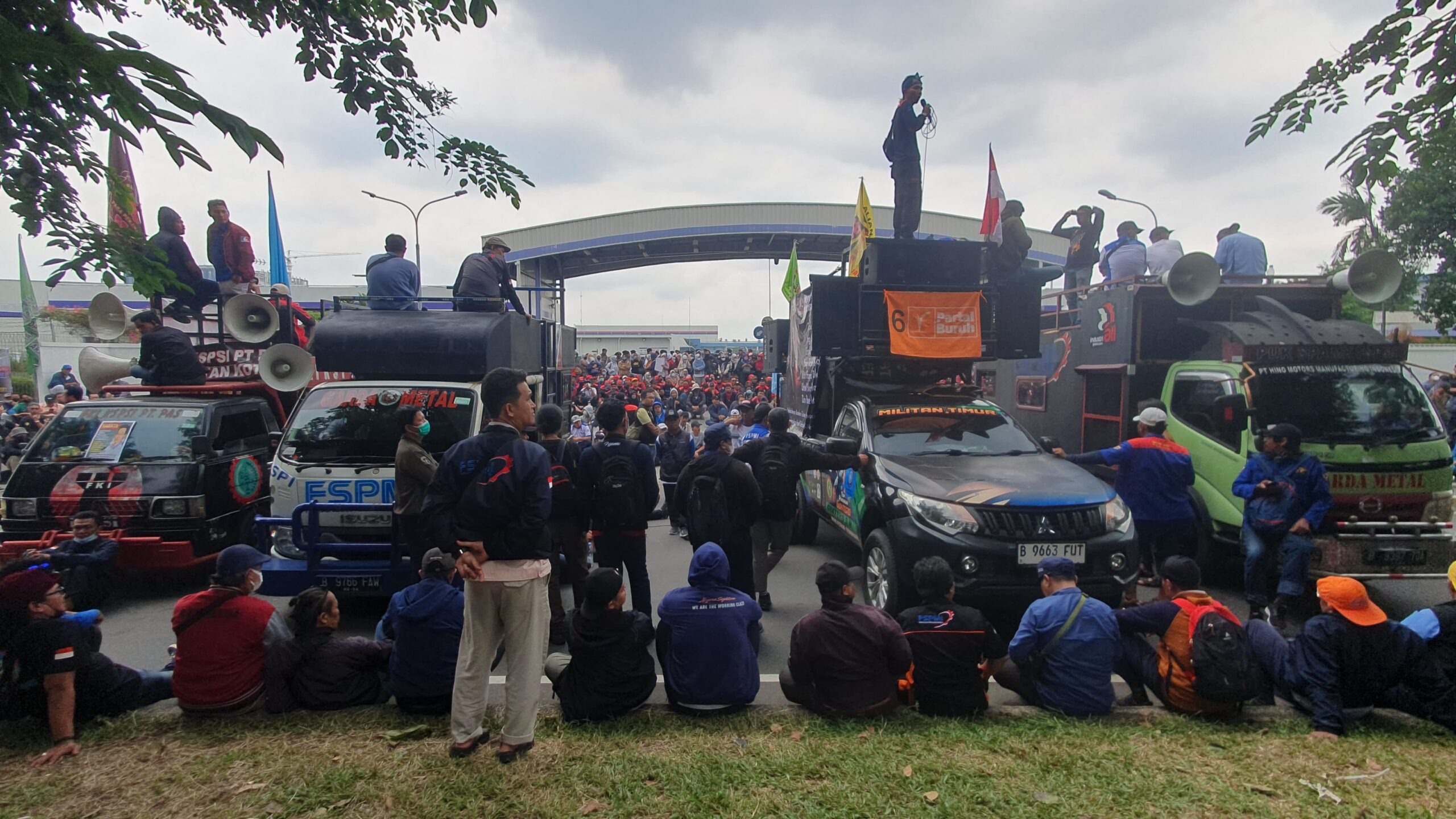 Pengusaha Diduga Ingkar Janji, Empat Mobil Komando Kepung PT. Yamaha Music Manufacturing Asia