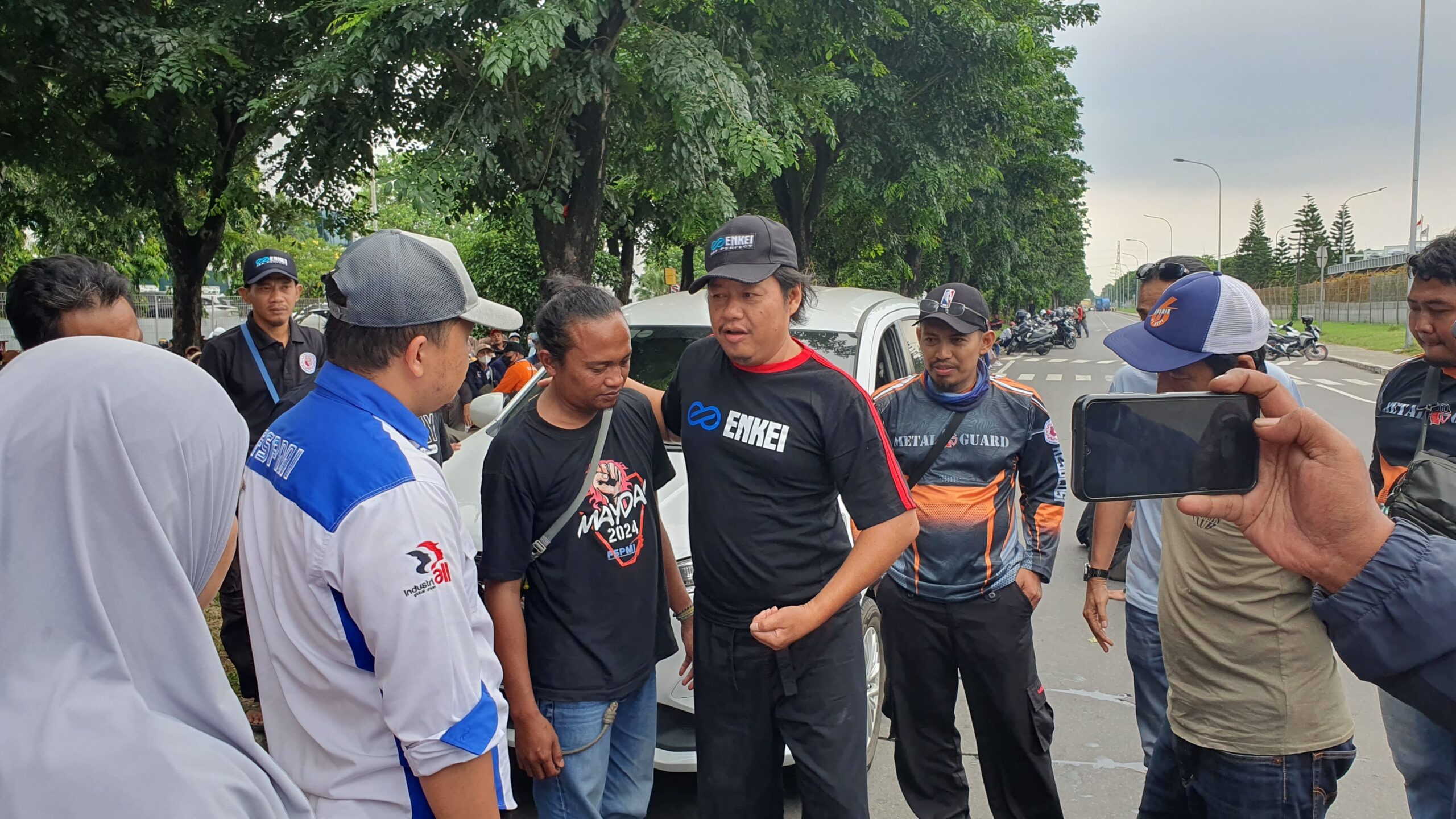 Anggota DPRD Bekasi Ali Nurhamzah Sambangi Massa Aksi Solidaritas PUK SPEE FSPMI PT. YMMA