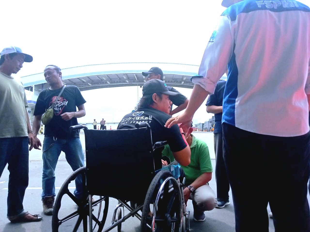 Dengan Dibantu Kursi Roda, Ali Nur Hamzah Pantau Langsung Aksi Solidaritas di PT. Yamaha Music Manufacturing Asia